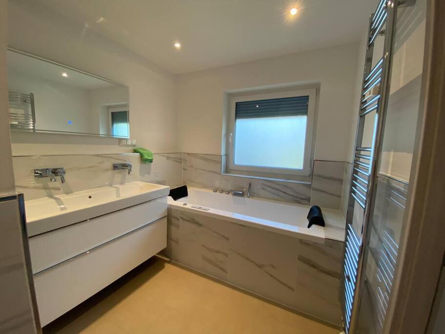 Luxury Apartment With Air Conditioning & Jaccuzzi Near Frankfurt Wiesbaden Hofheim am Taunus Luaran gambar