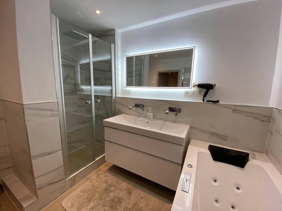 Luxury Apartment With Air Conditioning & Jaccuzzi Near Frankfurt Wiesbaden Hofheim am Taunus Luaran gambar